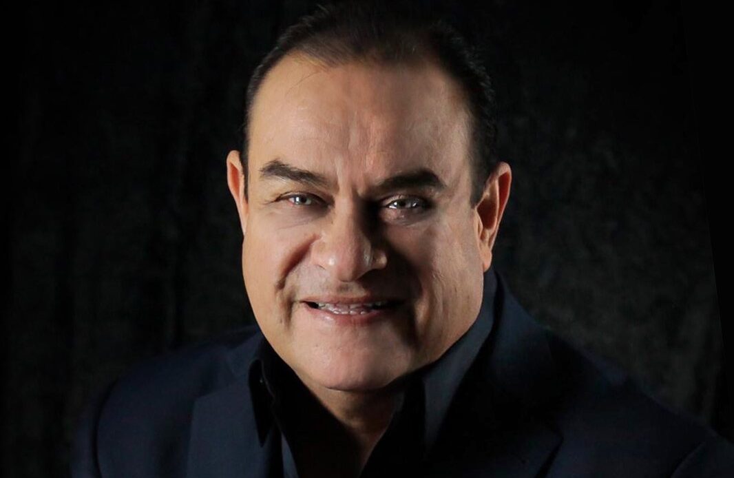 Tony Vega regresa a Santo Domingo con su elegante forma de interpretar la salsa